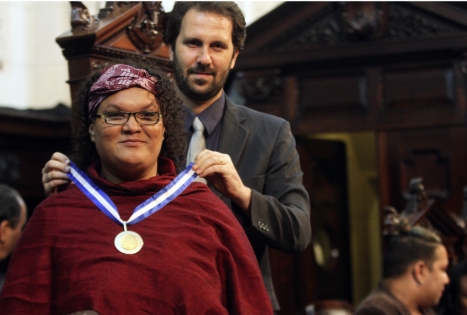 Gilmara recebendo medalha. Foto: Alerj/Divulgação