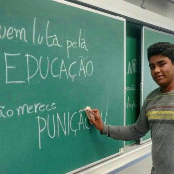 Guilherme Montenegro escreve "quem luta pela educação não merece punição". Foto: Reprodução/Coletivo Domínio Público