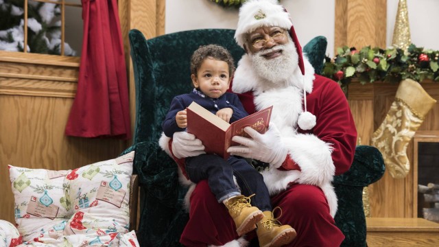 Papai noel negro no natal do maior shopping dos EUA. Foto: Reprodução / Leila Navidi / AP 
