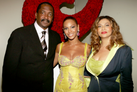 À direita, Tina Knowles, mãe de Beyoncé