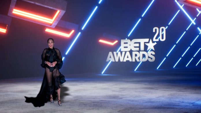 A apresentação do BET Awards foi feita pela comediante Amanda Seales. (Foto: Reprodução)