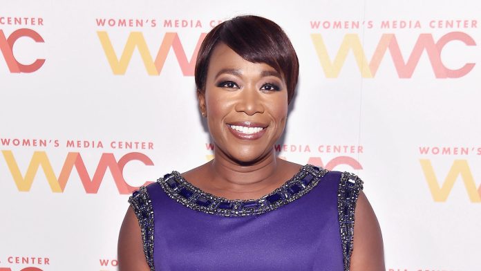 Joy Reid assumirá o horário nobre. (Foto: Reprodução)