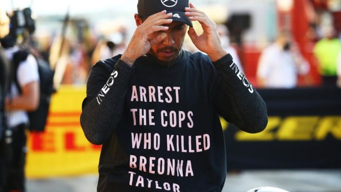 Lewis Hamilton usando camiseta com os dizeres