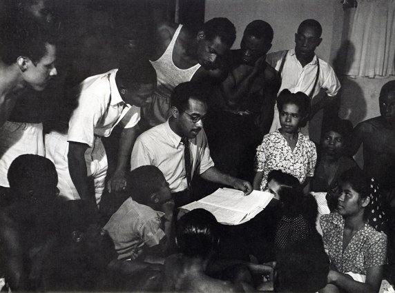 Em fevereiro, Sidney Santiago Kuanza ministrará curso online a respeito da história do teatro negro brasileiro. Na imagem, Abdias do Nascimento no Teatro Experimental do Negro. (Foto: Reprodução)