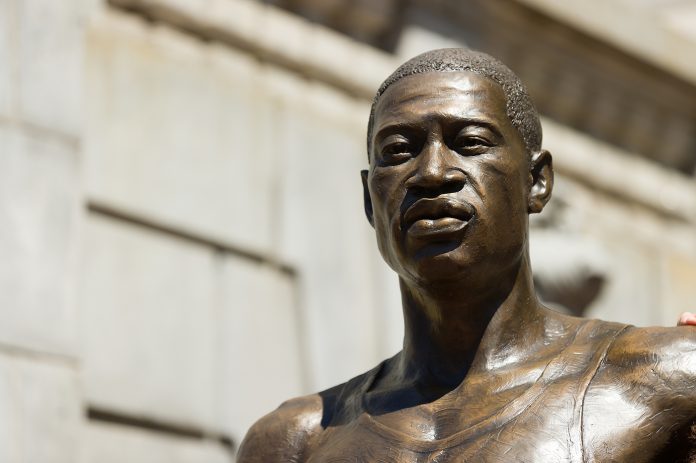 Estátua de George Floyd é inaugurada em Nova Jersey. (Foto: Reprodução)