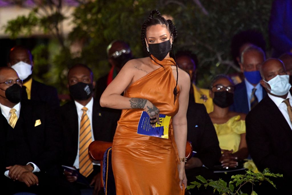 Rihanna foi declarada uma heroína nacional de Barbados durante a cerimônia de transição para república. 