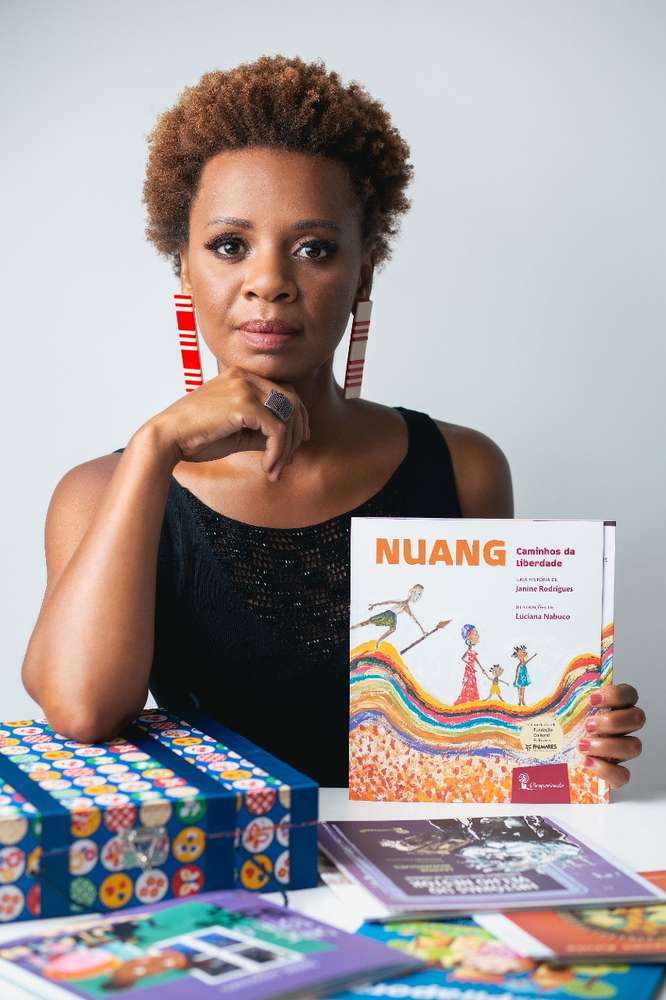 Janine Rodrigues, autora do livro "NUANG – Caminhos da liberdade”